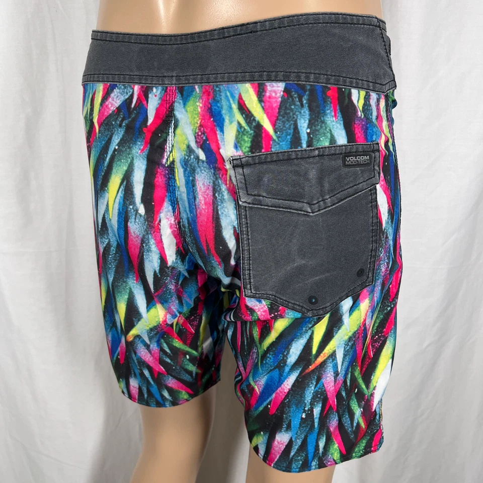 Volcom x Pangeaseed Men's 28W Multicolor Abstract Print Mod-Tech Board Shorts - Image 4 of 4