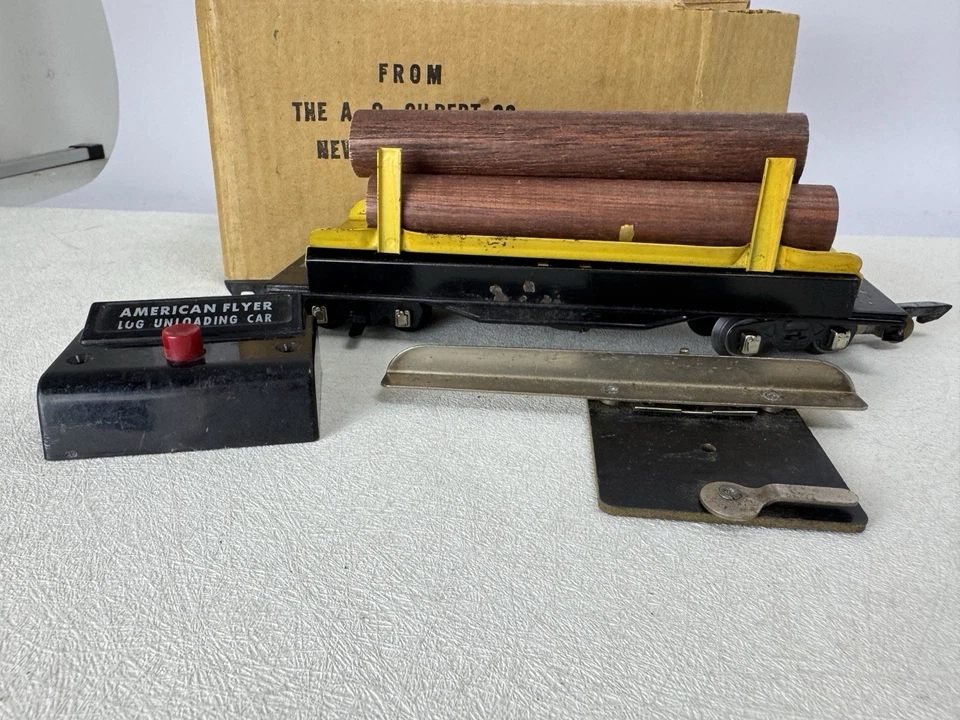Coche de volteo de troncos AC Gilbert American Flyer calibre S 717 con troncos, botón y clip de pista Foto 3 de 4
