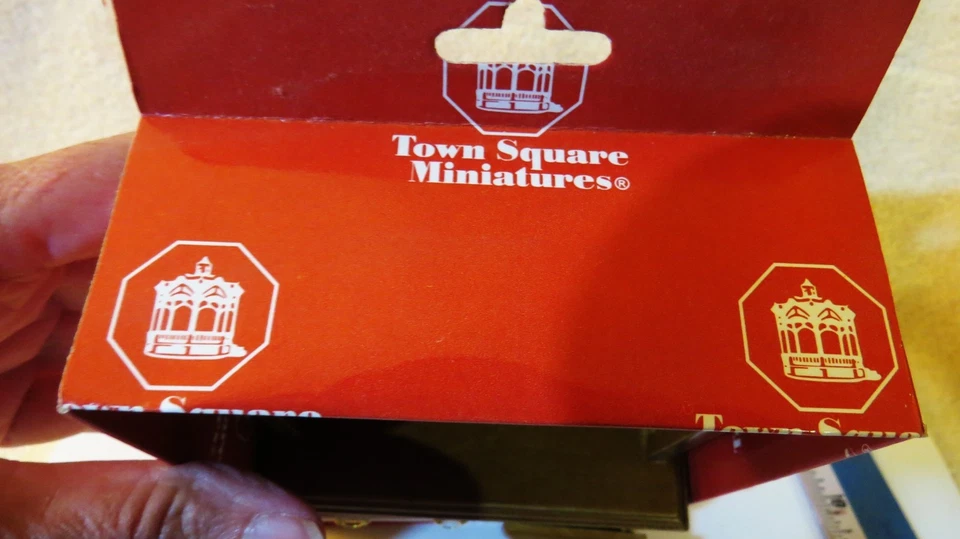 DOLLHOUSE SCALE 1:12 WOOD DESK W/ HUTCH TOWN SQUARE MINIATURES NEW IN BOX - Image 2 of 4