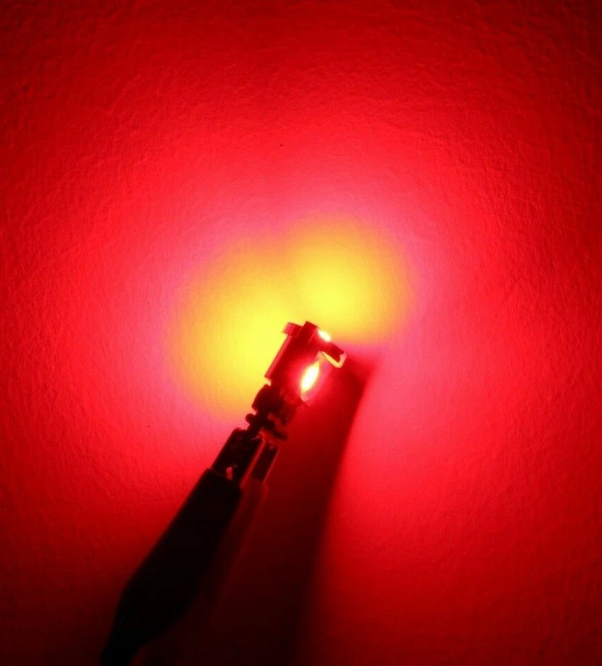 Tablero de instrumentos rojo brillante 194|Luz de advertencia de freno de estacionamiento|Luz indicadora de señal de giro Foto 2 de 4