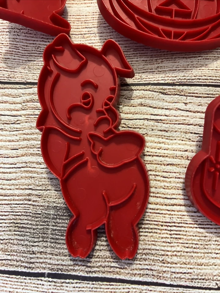 Lote De Colección 5 Cortadores De Plástico Rojo Conejito Cerdo Porky Jack-o-lantern Pastel De Cumpleaños Foto 2 de 4