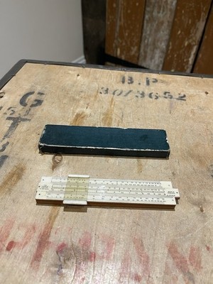 Vintage Keuffel & Esser Rechenschieber im Originalkarton