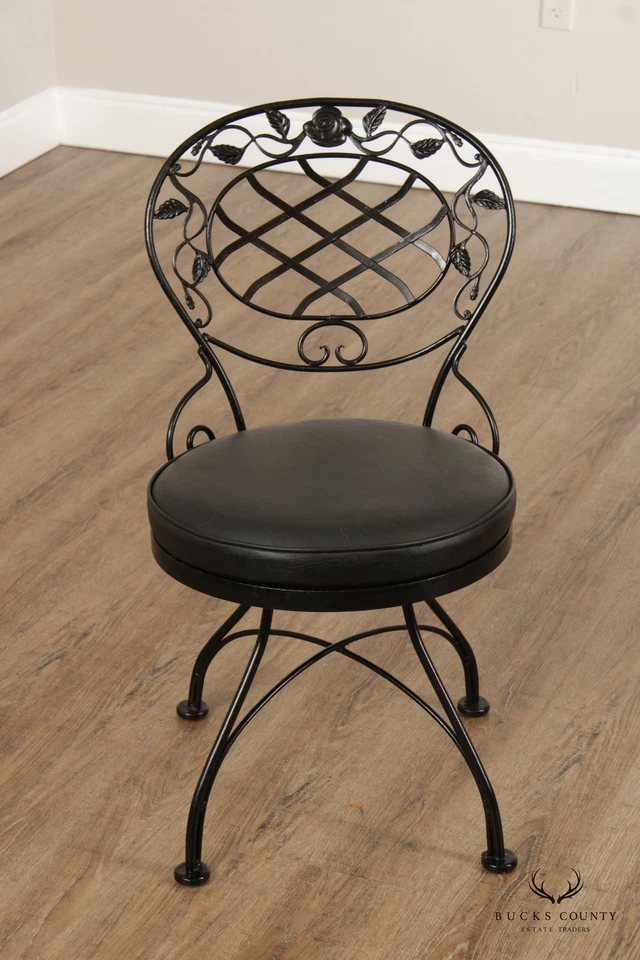 Par de sillas laterales vintage de hierro forjado con patrón de rosa Foto 3 de 4