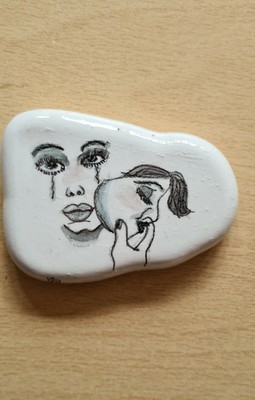 B&W Gesicht hinter der Maske - bemalter Stein, einzigartiges Geschenk, Andenken, Ornament