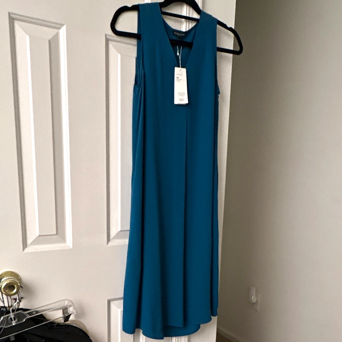 16mm mulberry silk sleeveless v neck back shift dress unlined SilkSilky 100% Spaghetti Strap Deep Midi with V-Back Design, Dark Green / M Key features Asymmetric lace appliqu with slimming effect Low back with delicate thin straps Asymmetrical hem Butter White bias-cut silk satin