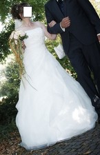 Elegantes Ladybird Hochzeitskleid Gr. 38 – A-Linie, Schleppe, Stickerei + Extras