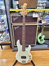Music Man Stingray Special basso elettrico avorio bianco tostato collo acero
