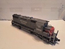 Atlas EMD SD-35 - Southern Pacific #6915 - 2 Rail O Scale