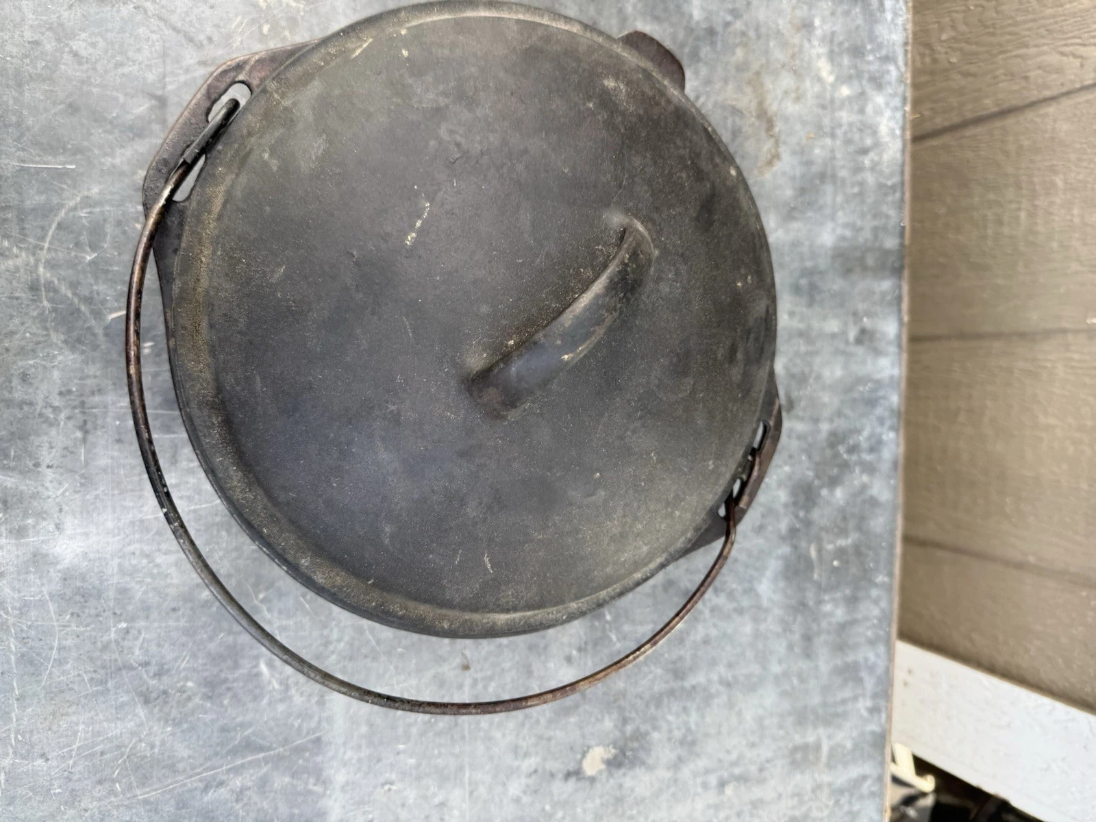 Vintage Cast Iron Dutch Oven #8 DO Made in USA Bail Handle Campfire Pot Lid