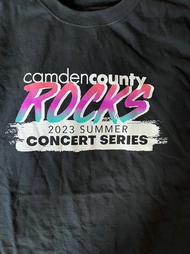 CAMISETA CAMDEN COUNTY NJ ROCKS 2023 2XL Serie de Conciertos de Verano MÚSICA ROCK JAZZ - Imagen 2 de 5