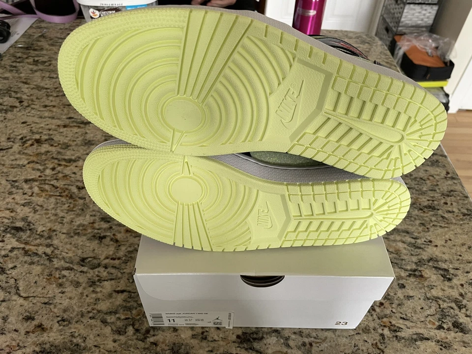 Zapatos Air Jordan 1 Mid SE Negros Apenas Voltios Raros para Mujer Talla 11 W/ 9.5 Hombres Foto 3 de 4