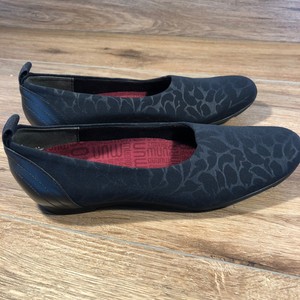 munro traveler slip on shoes