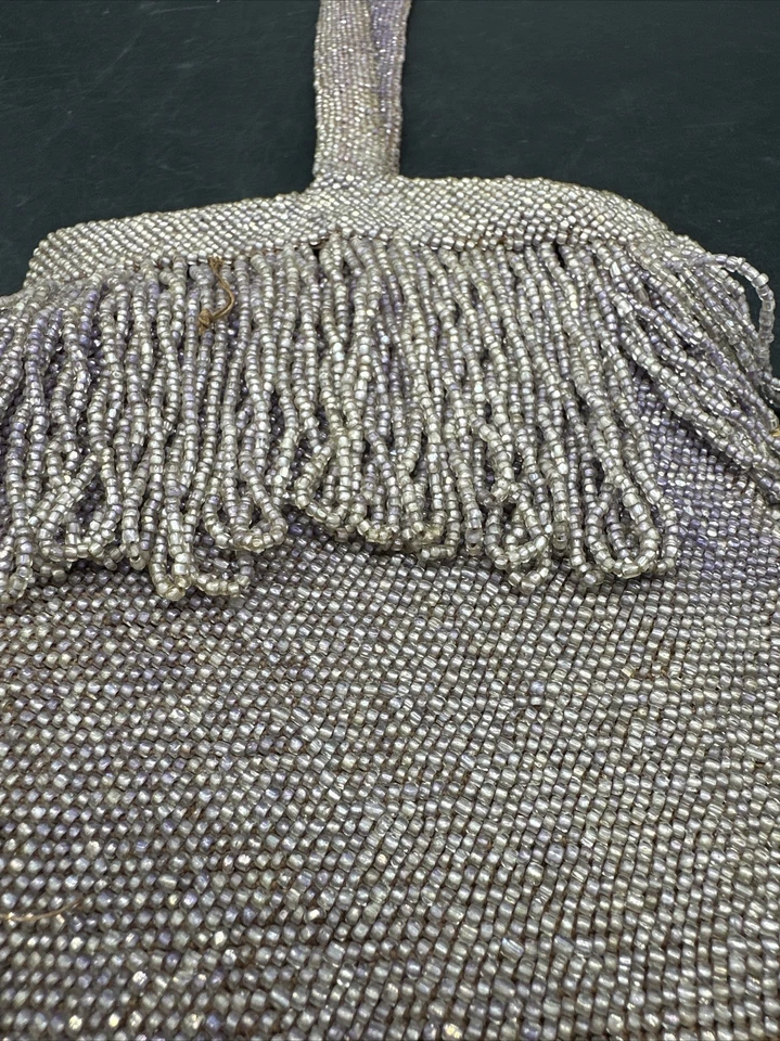 Cartera de colección años 20 con solapa púrpura carnaval cuentas de vidrio desvanecimiento y pérdida de cuentas fondo Foto 2 de 4