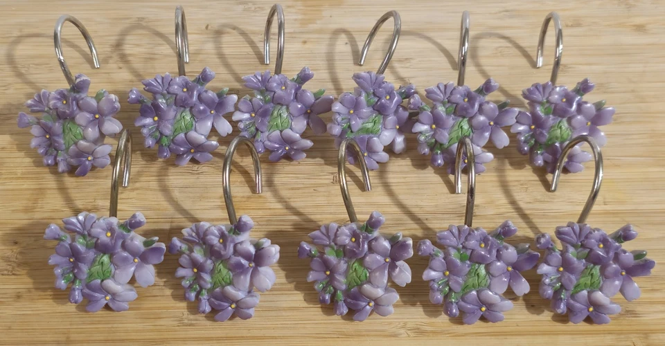 Juego de 12 ganchos metálicos para cortina de ducha Springmaid lilacs resina plástico. Foto 2 de 3
