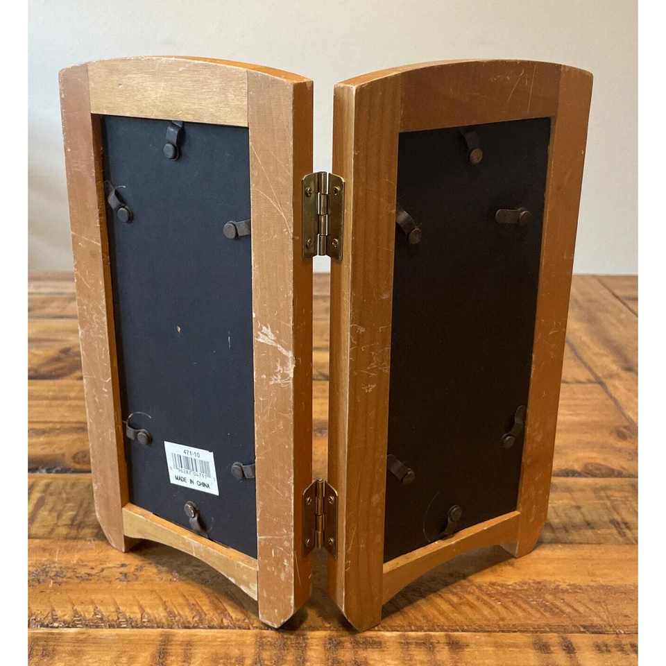 Marco de fotos de roble de pie de doble panel Malden "Friends" tiene capacidad para 4 fotos de 3,5 "x 3,5" Foto 2 de 4