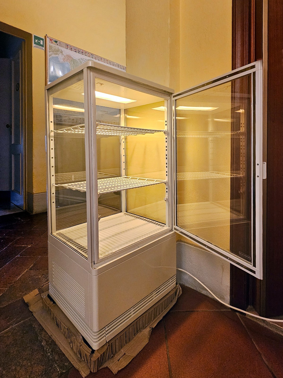 Vetrina frigo refrigerata (0° - 12°). Bianca, vetrata sui 4 lati.