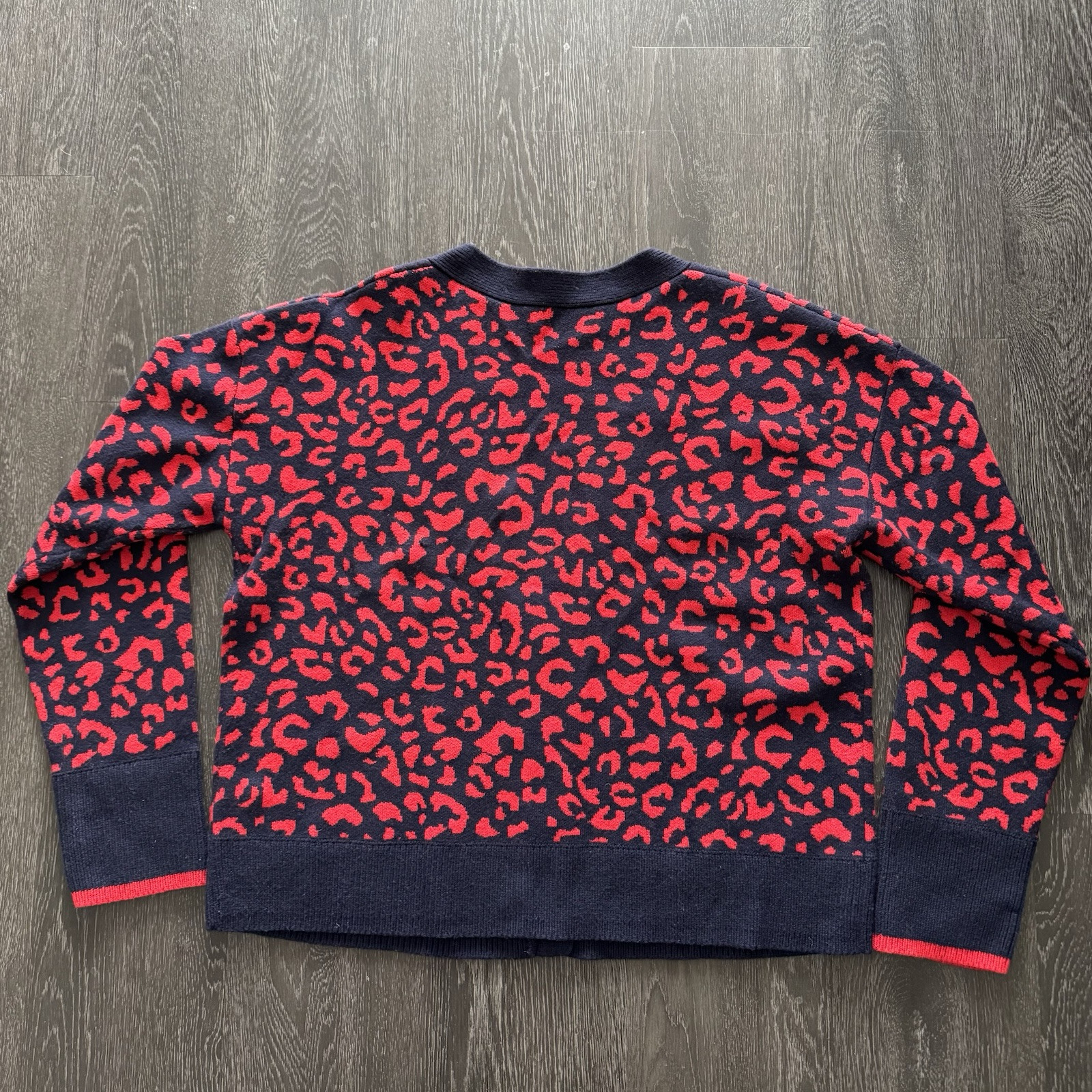 Vineyard Vines Button Down V Neck Leopard Print C… - image 6