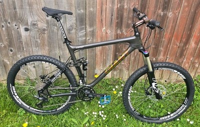 GIANT NRS Composite Serise Full Carbon Fiber. Excellent Condition
