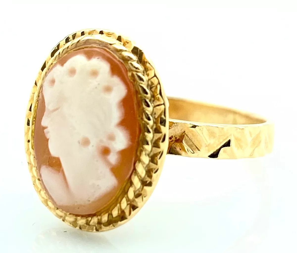 MAGNIFIQUE BAGUE OR 18 CARATS CAM E COQUILLE 3.14 G