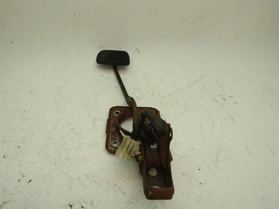 Pedal de freno RAV4 2003 TOYOTA Soporte de montaje en piso Luz trasera Interruptor Pastilla OEM Foto 3 de 4