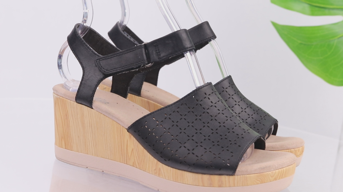 Clarks Womens Cammy Glory Sandal Size 8 WIDE Black Leather Wedge
