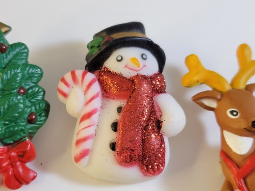 Vintage Plastic Pins Signed Fun World Easter Unlimited Lot Santa Reindeer Dove - Picture 4 of 14