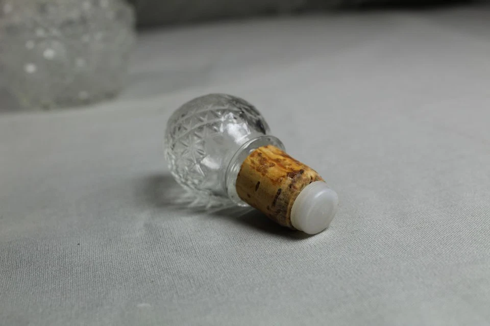 Ältere Karaffe aus Pressglas für Essig, Öl, Likör etc. mit Stopfen und Dekor /64 - Bild 4 von 4