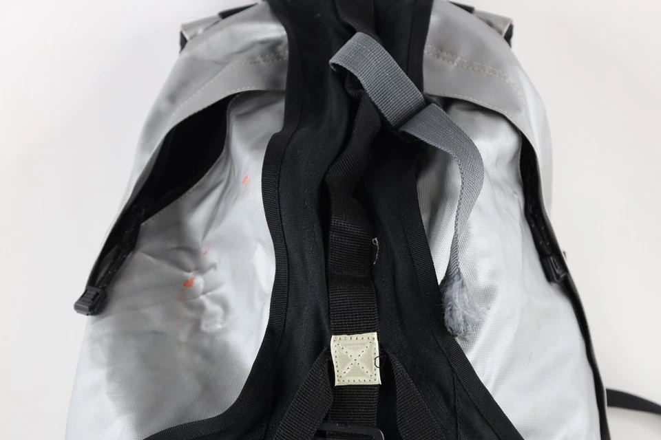 Mochila con arnés de deletreo envejecido vintage de los 90 bolsa para libros plateada Foto 2 de 4