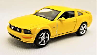 Kinsmart - 1:38 Scale Model 2006 Ford Mustang GT Yellow (BBKT5091DY)