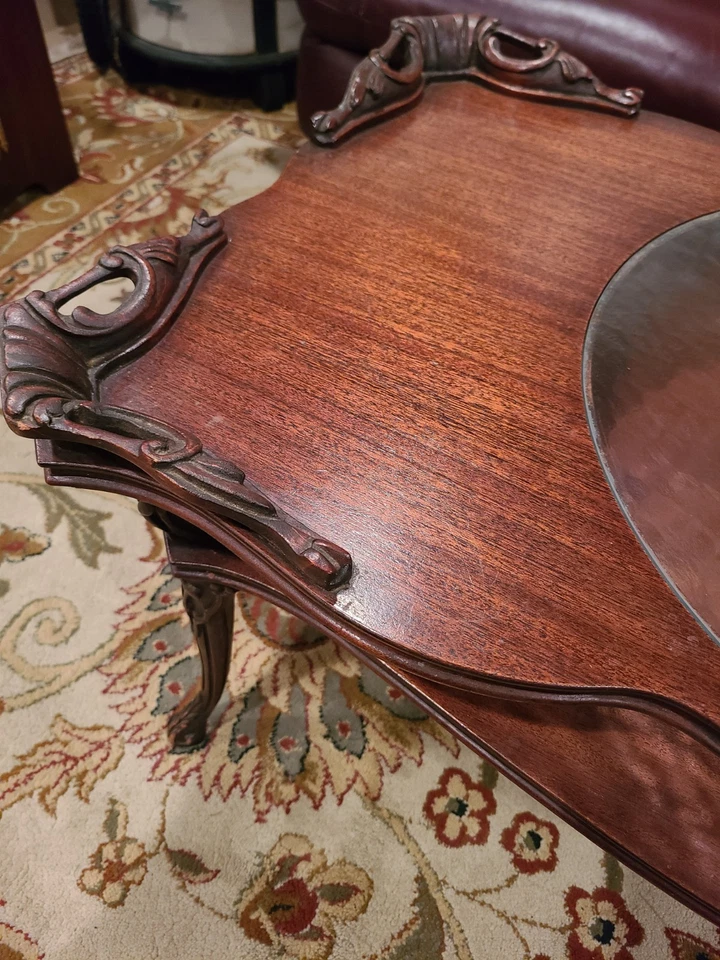 Mesa de centro con tapa de vidrio tallado a mano de caoba de los años 40 Foto 4 de 4