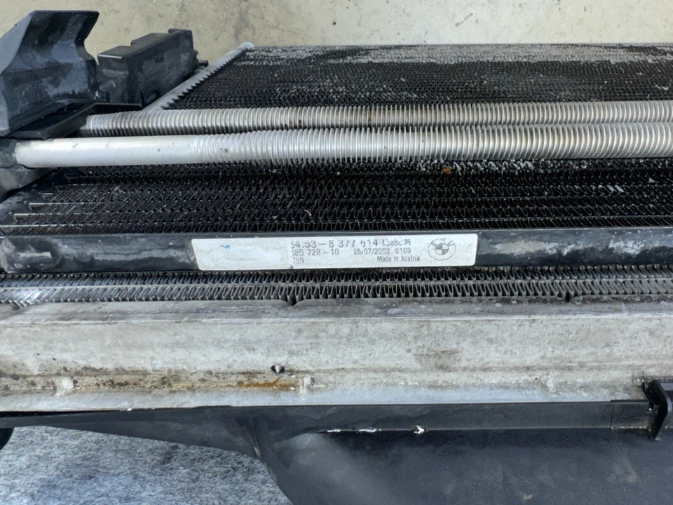 Conjunto condensador de refrigeración radiador principal motor BMW 2001-2006 E46 M3 OEM Foto 2 de 4