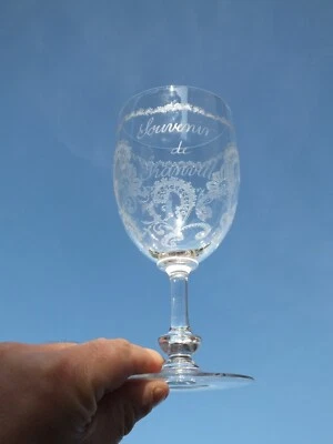 Ancien verre à pied en cristal gravé 'Souvenir de Granville' - Photo 1/4