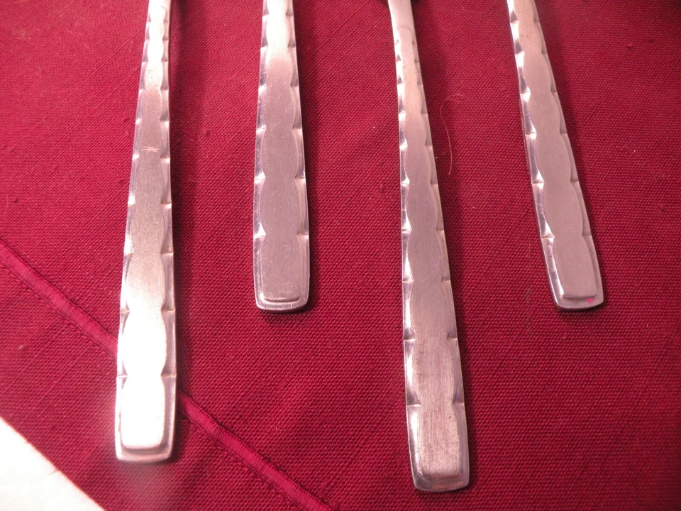 Juego de 4 cucharas soperas ovaladas Oxford Hall de acero inoxidable MOONSCAPE 7 5/8" B Foto 3 de 4