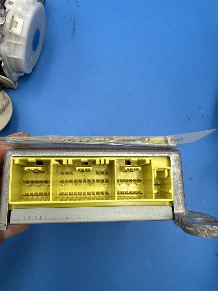 Cinturones de seguridad delanteros para conductores y pasajeros Infiniti G37 2009-2013 sedán (OEM) negros Foto 3 de 4