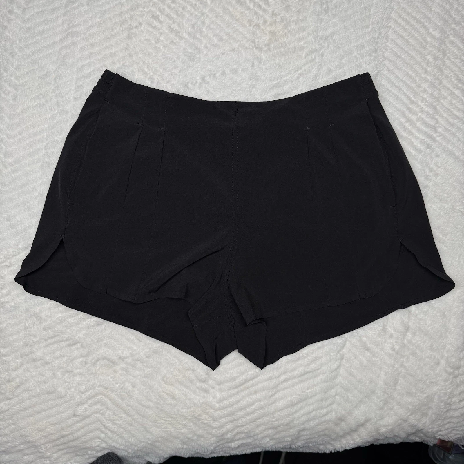 Lululemon Black Woven Travel Shorts Size 6 Zip Pockets