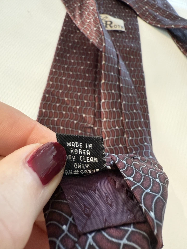 Corbata hecha a mano Louis Roth 100 % seda granate patrón geométrico Foto 2 de 4