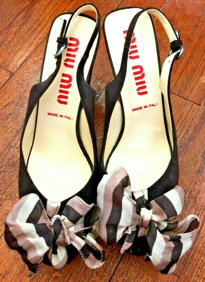 靴 Vintage Miu Miu Cowhide Bow Mules Miu Miu embroidered bow kitten heel mules (EU 36 / US 5,5
