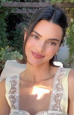 Kendall Jenner In White Dress Sitting On Couch 11x17