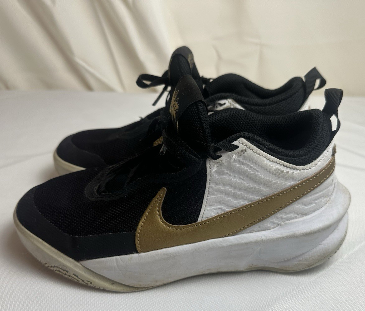 Nike Team Hustle D 10 Youth Kids Size 4 (GS) Black Gold Bask