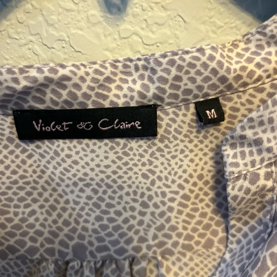 Blusa manga larga estampado serpiente con detalle de botones y cuello en V talla M Foto 4 de 4