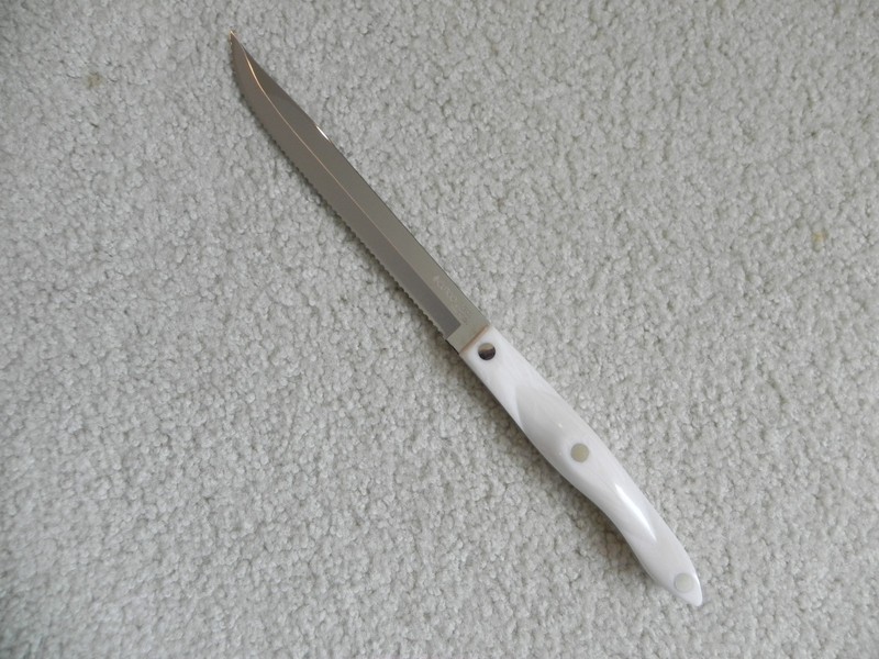 CUTCO Petite Carver 1729KZ - 6 3/4" Blade NEW NEVER Used - Pearl Handle