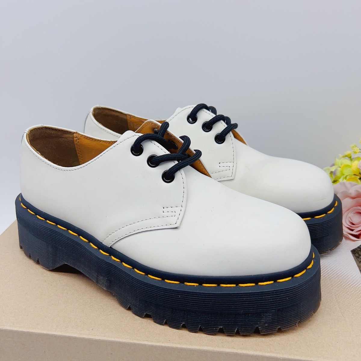 ドクターマーチン　ホワイト 1461 Smooth プラットフォーム ダービー 1461 Smooth Leather Platform Shoes in White | Dr. Martens