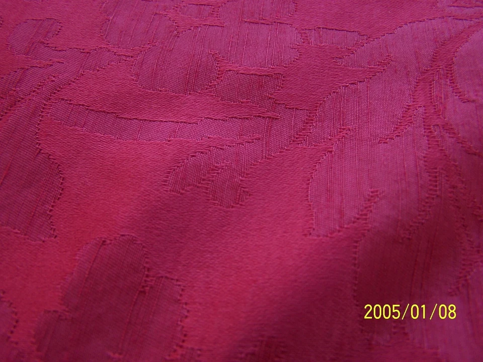 Coupon de tissu ancien en soie rouge avec bouquet de fleurs.  Réf n°74 - Photo 2/4