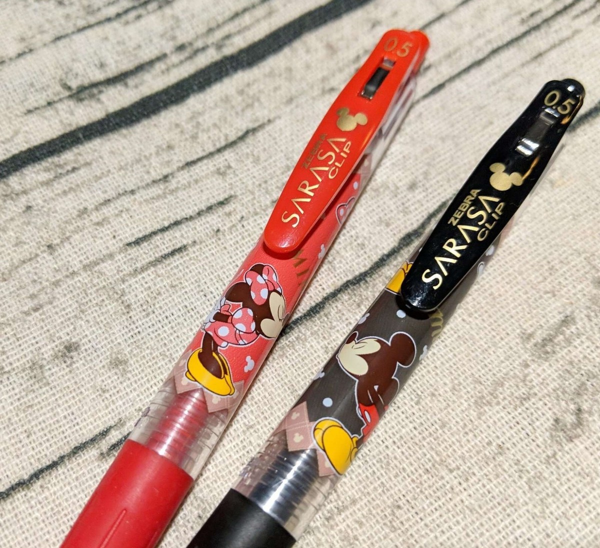Disney Mickey Mouse Zebra SARASA Pens Minnie Black Ink Red Kiss
