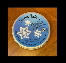 2003 R & M INTERNATIONAL DECORATIVE SNOWFLAKE CUTTERS SET WITH ORIGINAL TIN