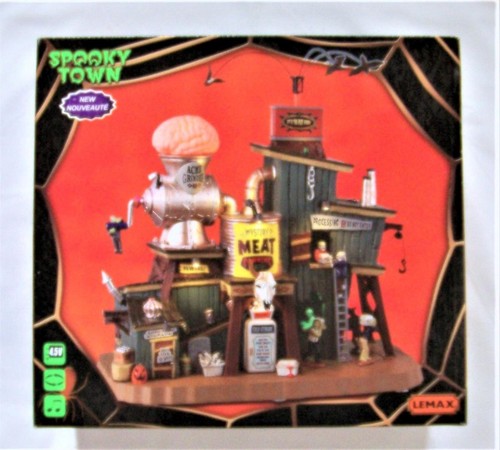 Lemax Spooky Town Sights & Sounds: Mystery Meat Canning Co – Gruseliger Sound & Licht-Spaß Für Dekofans