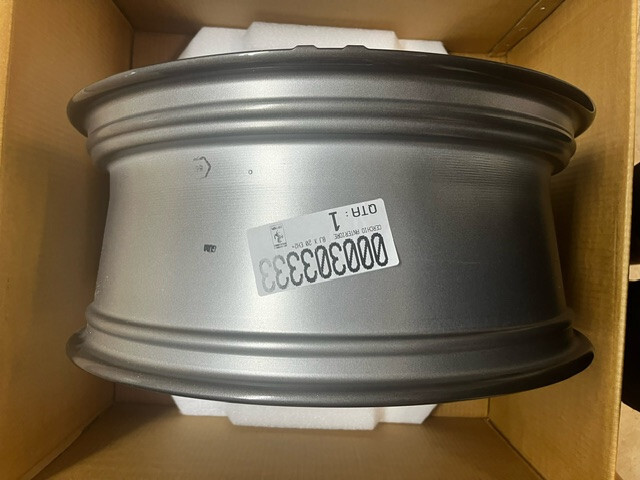 New/Unused Ferrari California T Front Wheel PN303333