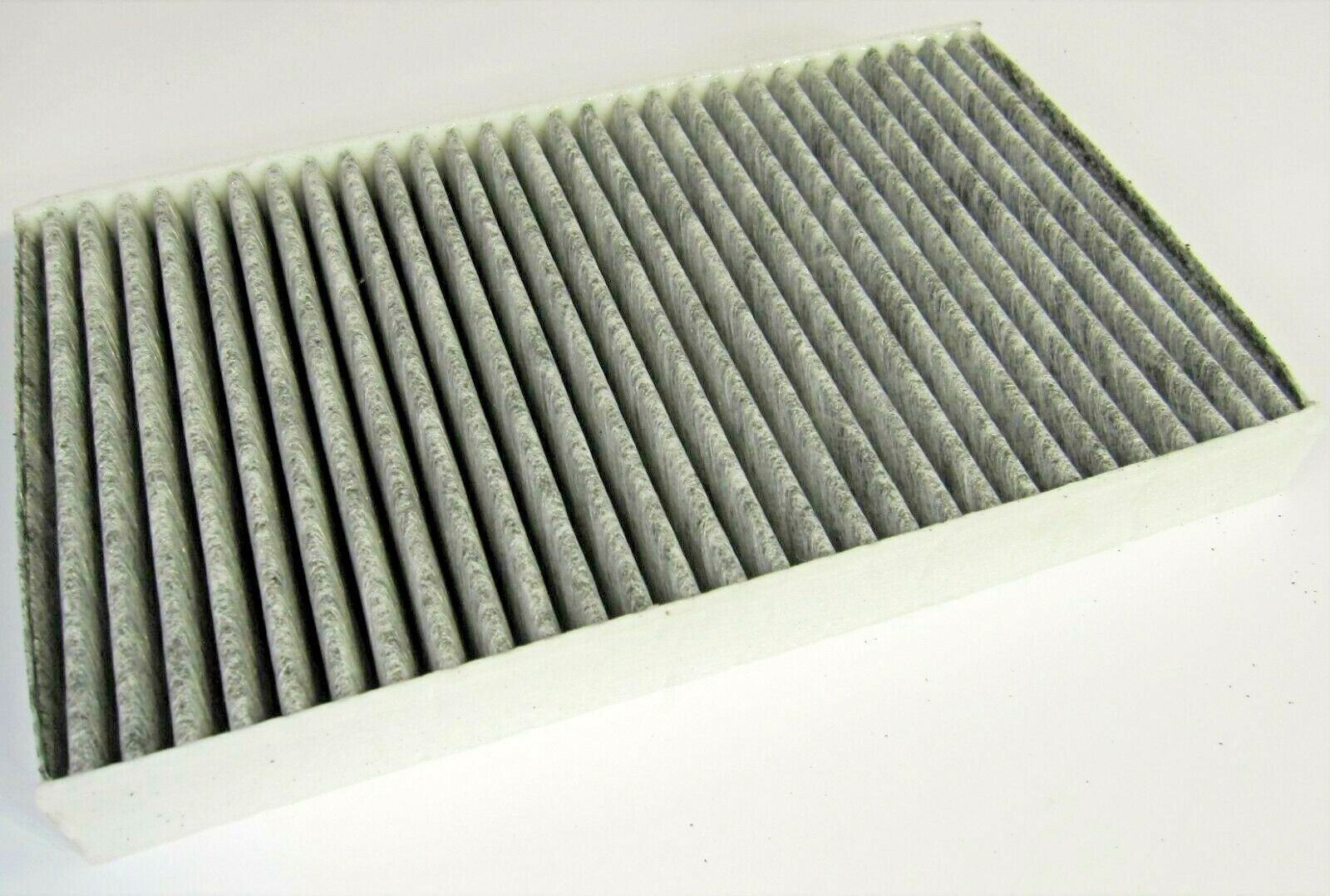 Sostituzione Del Filtro Dell'aria Di Polline Della Cabina Per Un'auto