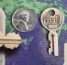 Llave vintage Presto montada de fábrica # C-53.  Bolsa de equipaje/maleta para pasar la noche.