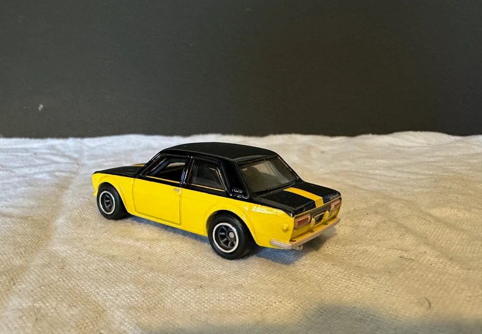 风火轮黄色 Datsun Bluebird 510 展示盒独家散装汽车 — 第 2/3 张图片
